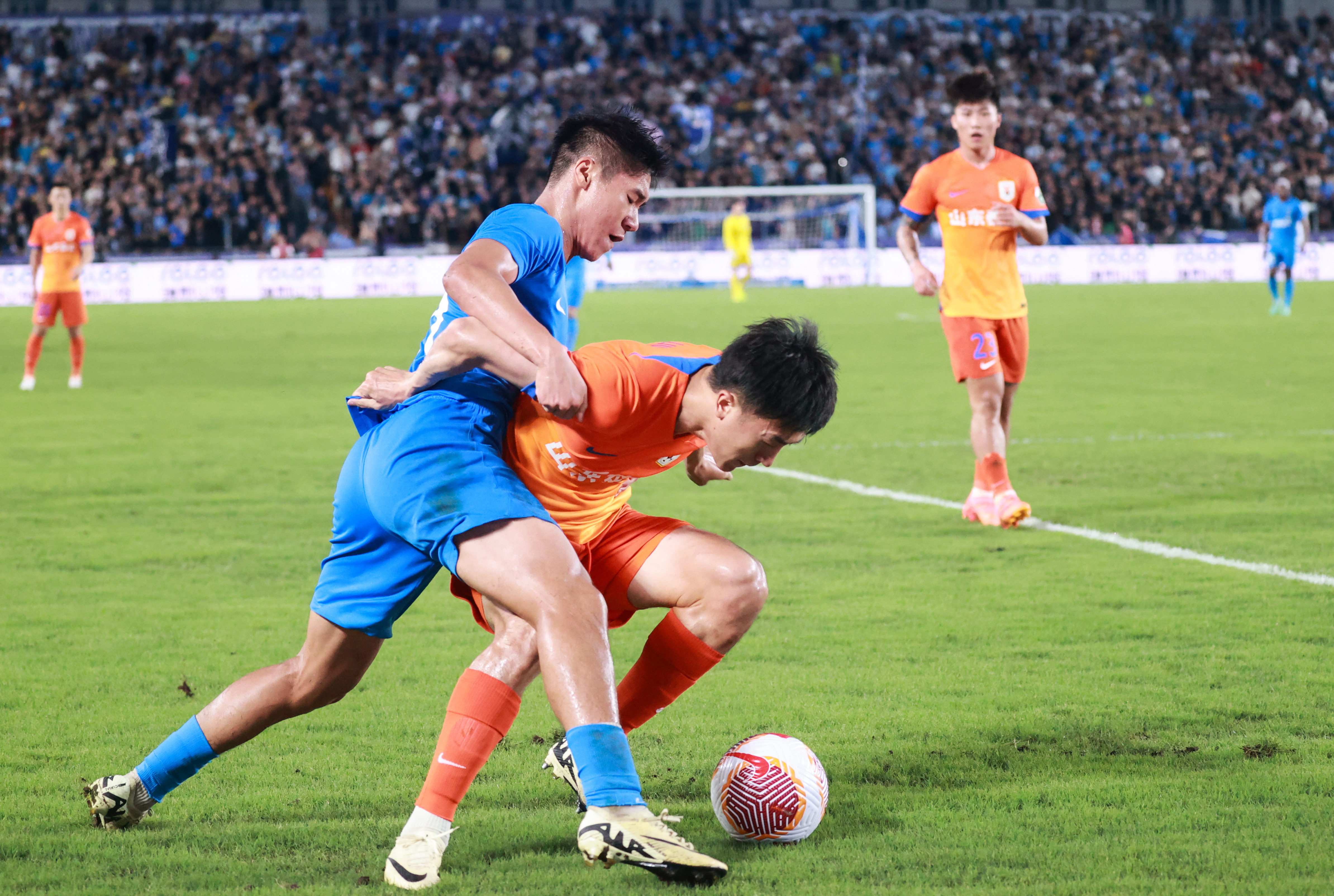 顶级足球比赛激烈开战，赛场上风起云涌的简单介绍