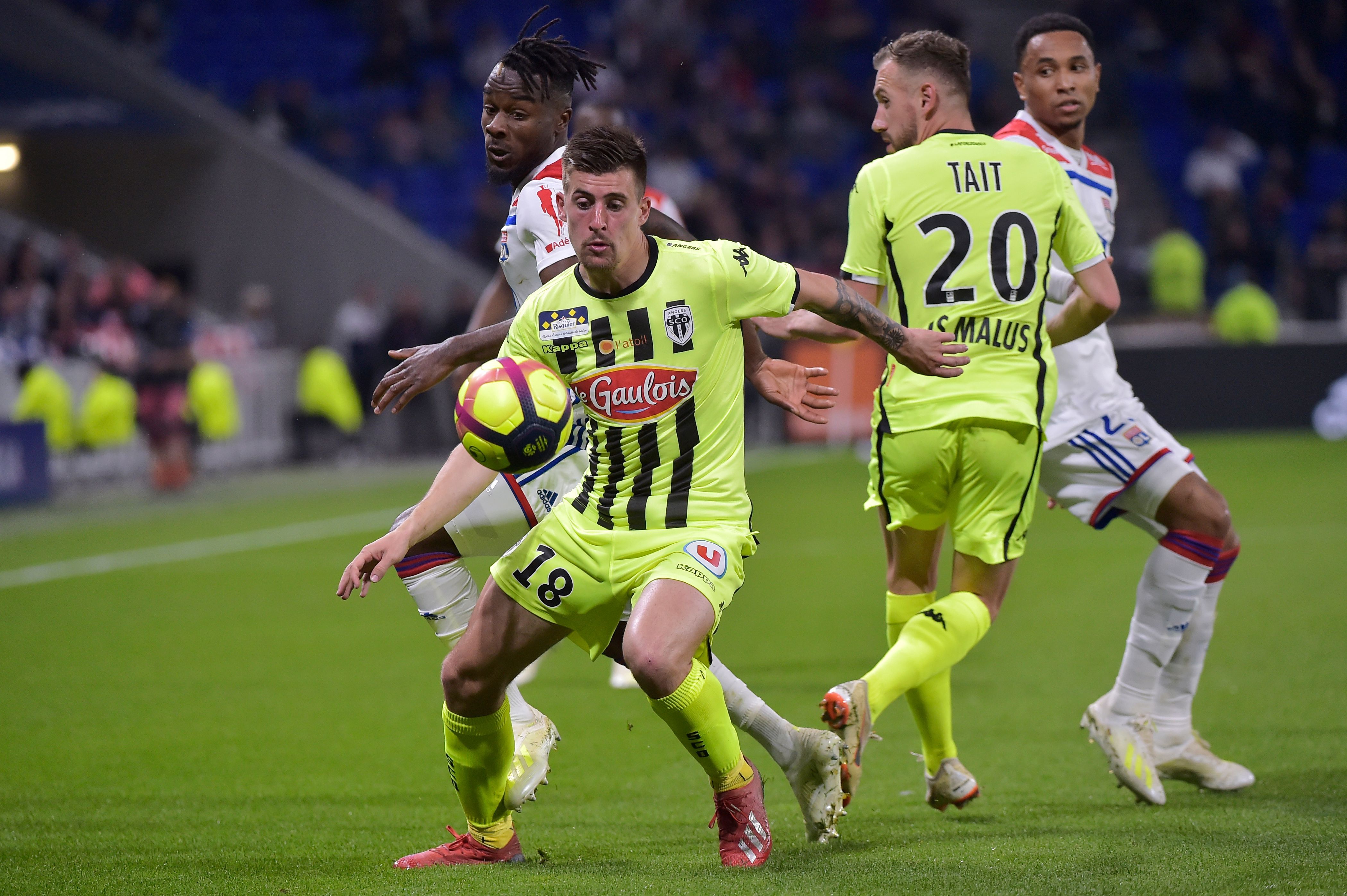 里昂球员在比赛中奉献精彩表现 里昂球员在比赛中奉献精彩表现