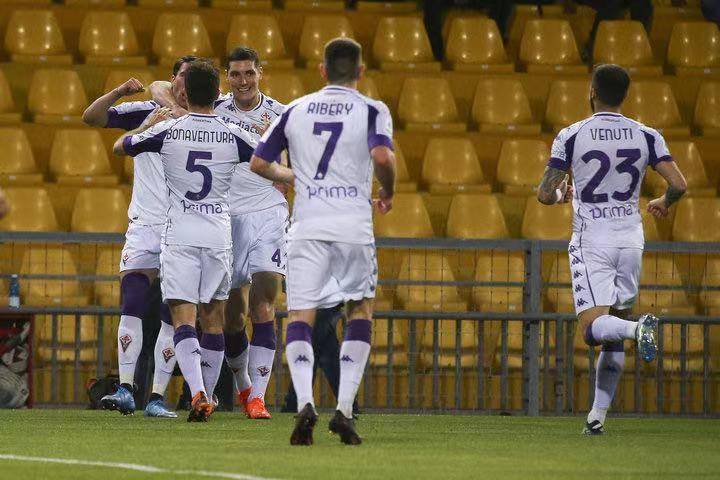 包含佛罗伦萨客场告捷，提升积分榜排名的词条